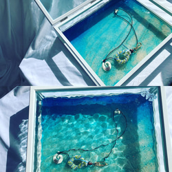 昭和レトロ　波ガラス戸ケース　棚　ケース　エメラルドグリーン　波ガラスが可愛い ガラスケース エメラルドブルーの揺らぎ 水面 波紋 ゆらぎ ジュエリー