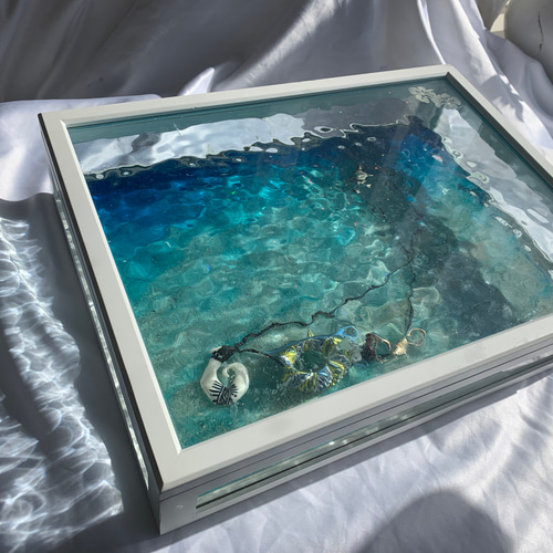 ガラスケース エメラルドブルーの揺らぎ 水面 波紋 ゆらぎ ジュエリー