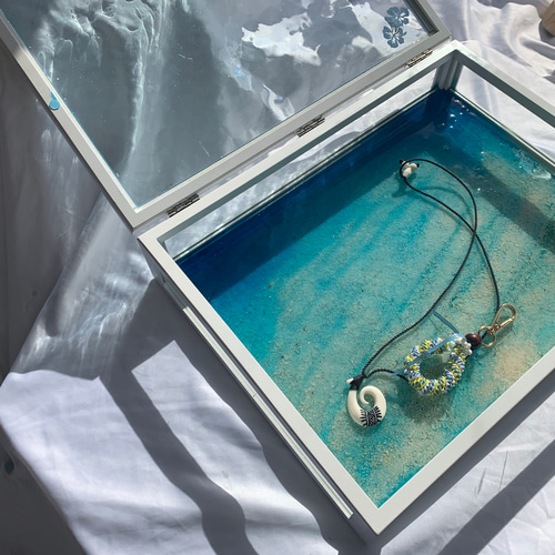 ガラスケース エメラルドブルーの揺らぎ 水面 波紋 ゆらぎ ジュエリー