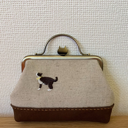 【ネコポス送料無料】ペコッと押したらパカっと開く！にゃんこ刺繍のがまぐちポーチ（口金カラー：アンティークゴールド） 2枚目の画像