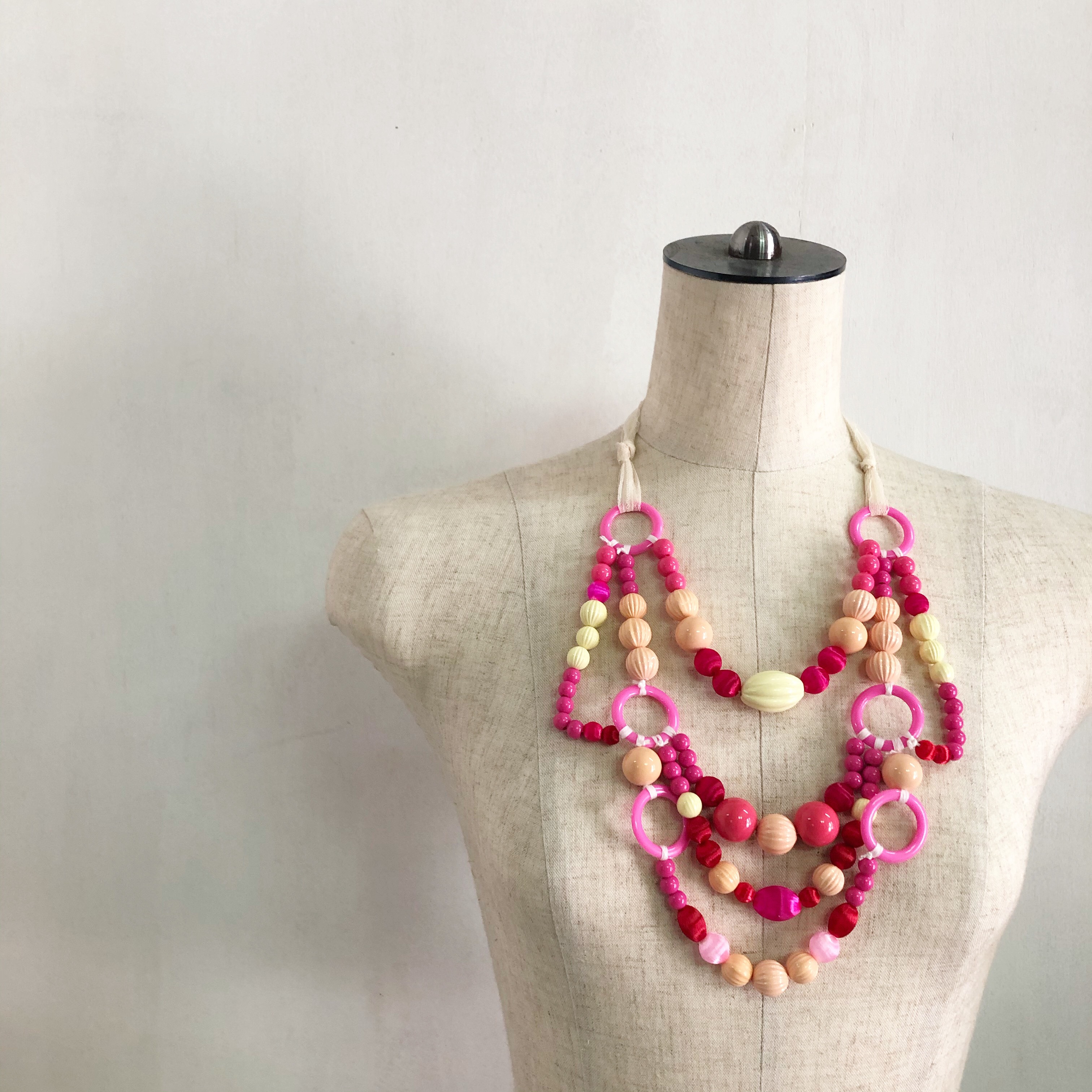 ○ＳＡＬＥ○SW - ball necklace ●ボリュームネックレス● アイボリー×ピンク　金属パーツ不使用