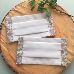 【ラスト】紫系ボタニカル花柄の白ダブルガーゼマスク♥︎︎∗︎*゜2枚セット 1枚目の画像