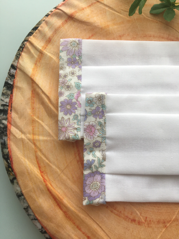 【ラスト】紫系ボタニカル花柄の白ダブルガーゼマスク♥︎︎∗︎*゜2枚セット 2枚目の画像