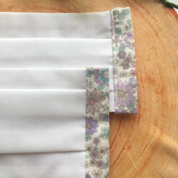 【ラスト】紫系ボタニカル花柄の白ダブルガーゼマスク♥︎︎∗︎*゜2枚セット 3枚目の画像