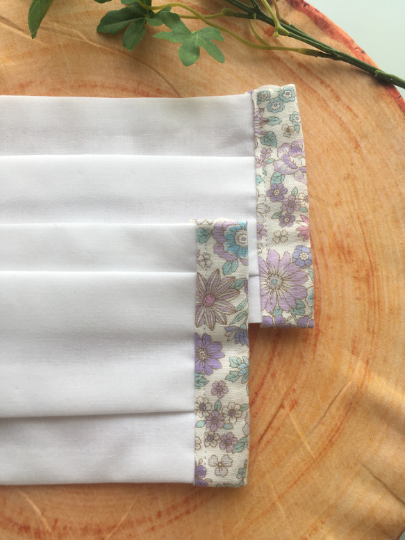 【ラスト】紫系ボタニカル花柄の白ダブルガーゼマスク♥︎︎∗︎*゜2枚セット 3枚目の画像