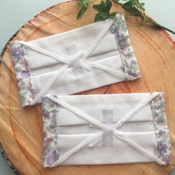 【ラスト】紫系ボタニカル花柄の白ダブルガーゼマスク♥︎︎∗︎*゜2枚セット 4枚目の画像