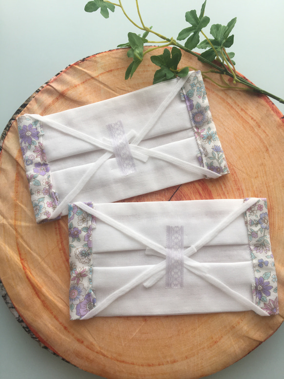 【ラスト】紫系ボタニカル花柄の白ダブルガーゼマスク♥︎︎∗︎*゜2枚セット 4枚目の画像