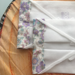 【ラスト】紫系ボタニカル花柄の白ダブルガーゼマスク♥︎︎∗︎*゜2枚セット 5枚目の画像