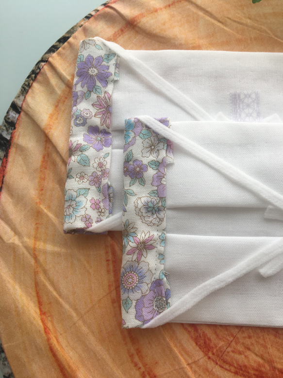 【ラスト】紫系ボタニカル花柄の白ダブルガーゼマスク♥︎︎∗︎*゜2枚セット 5枚目の画像