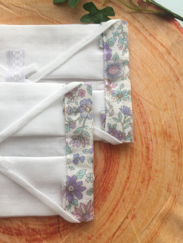 【ラスト】紫系ボタニカル花柄の白ダブルガーゼマスク♥︎︎∗︎*゜2枚セット 6枚目の画像