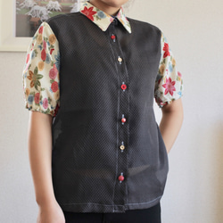 夏季單色短袖襯衫紗布黑色和花朵圖案的衣服（第158號） 第1張的照片
