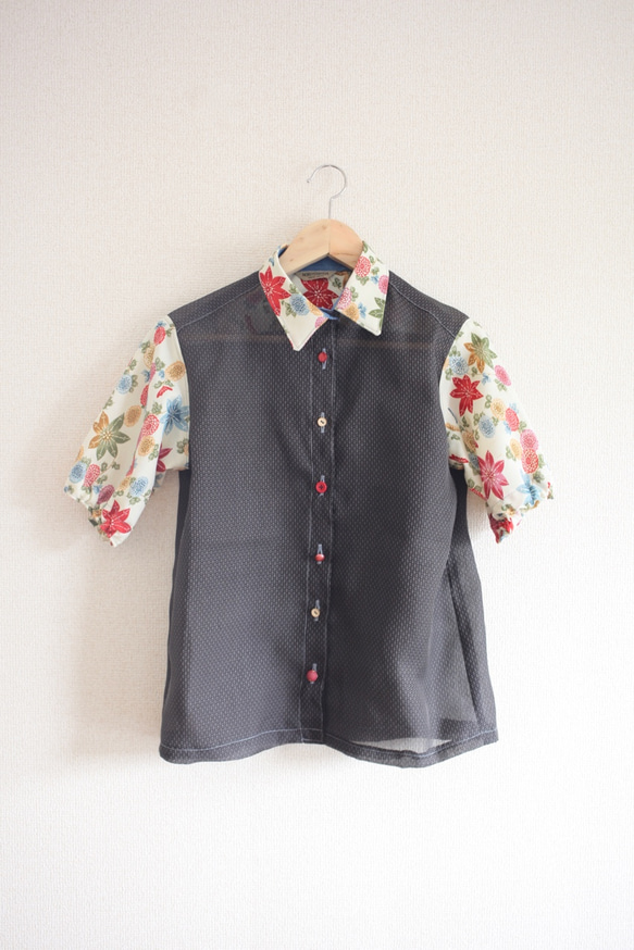 夏季單色短袖襯衫紗布黑色和花朵圖案的衣服（第158號） 第2張的照片
