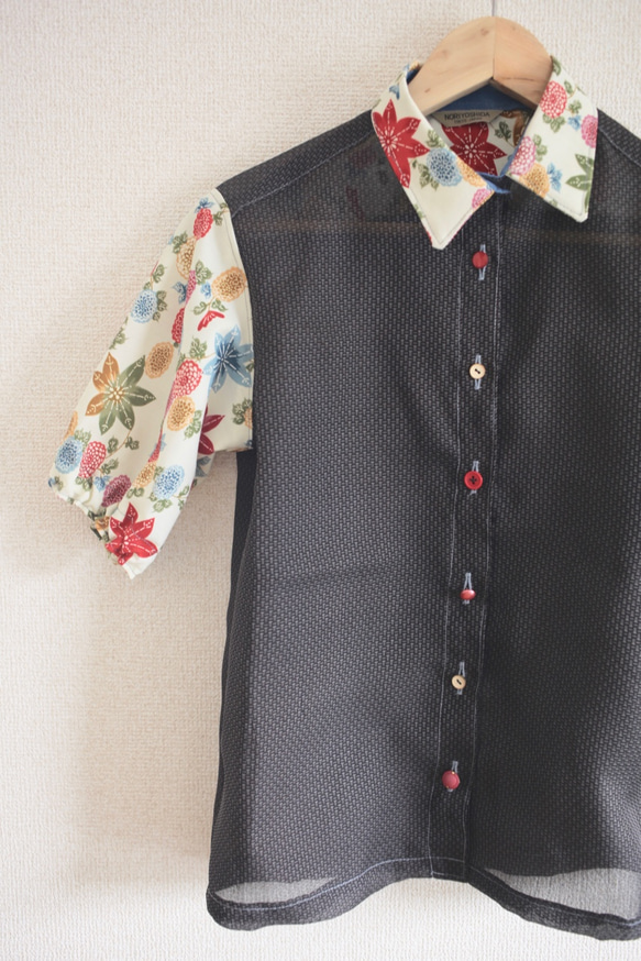 夏季單色短袖襯衫紗布黑色和花朵圖案的衣服（第158號） 第8張的照片