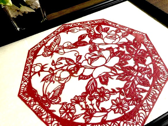 ご希望額まで値下げ～@中国の切り絵工芸 『中国民間剪紙 墨梅花』の掛軸 ご希望額まで値下げ～@中国の切り絵工芸 『中国民間剪紙 墨梅花』の