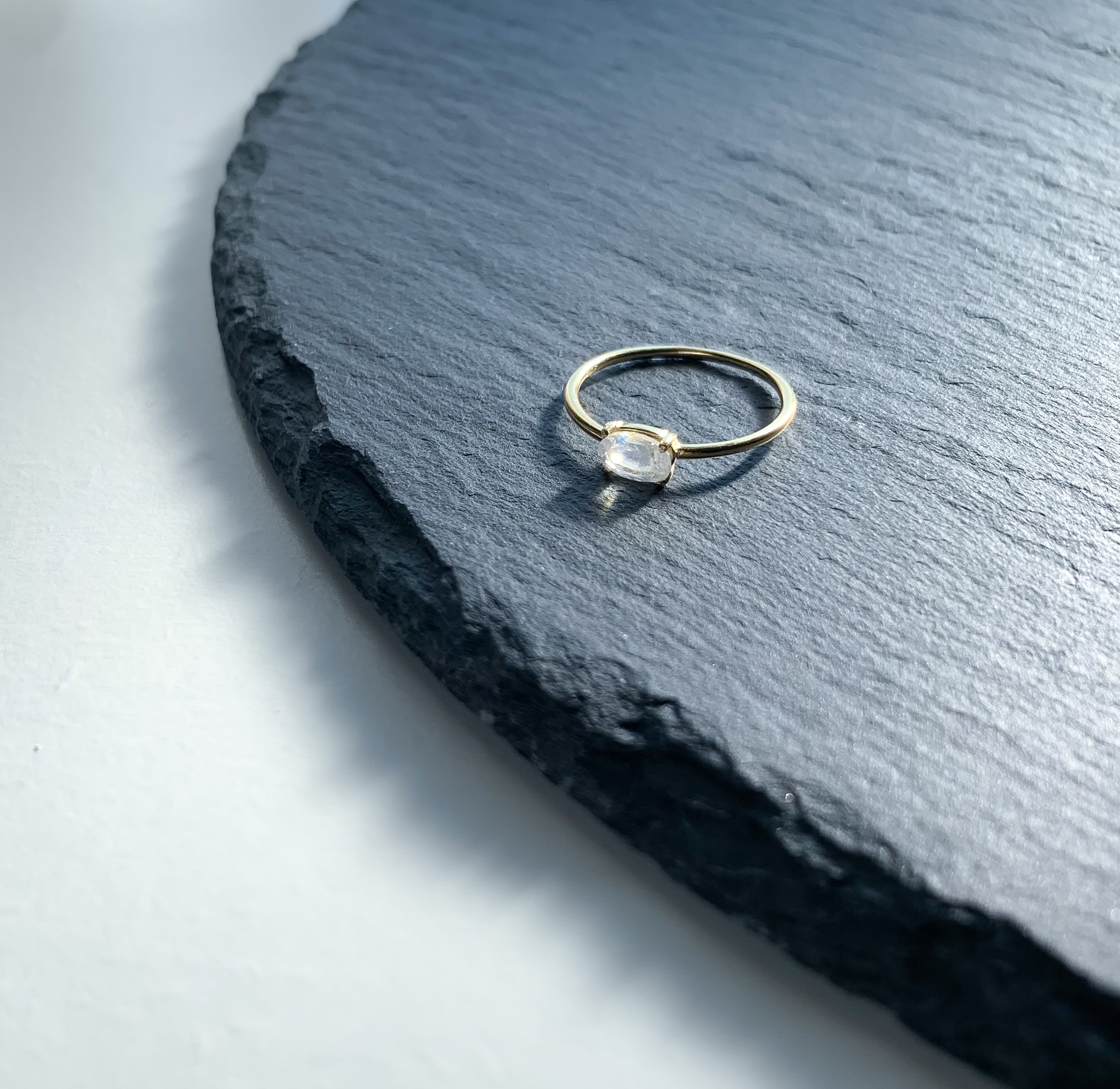 【6月誕生石】レインボームーンストーンの横オーバルのひと粒シンプルリング