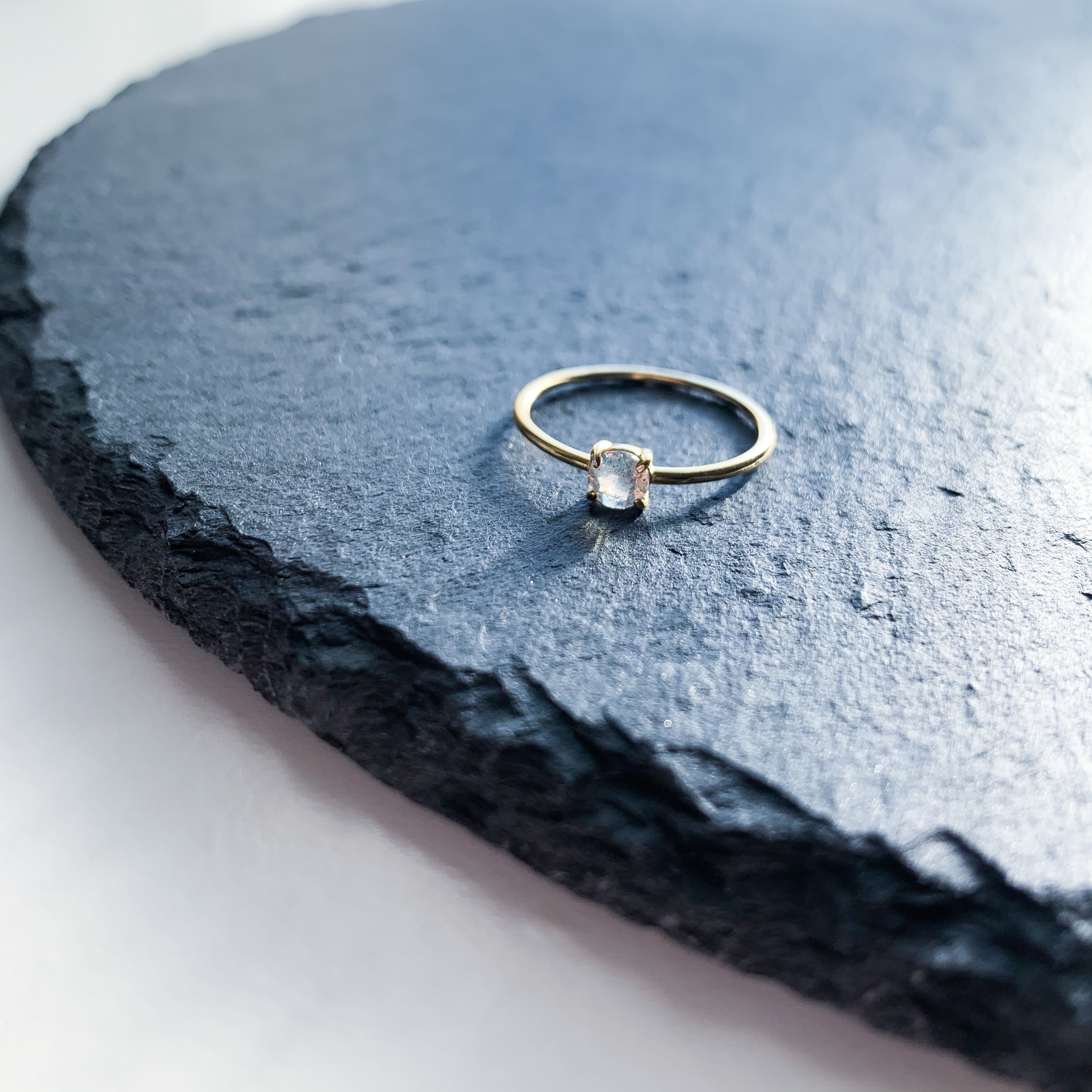 ラブラドライトのひと粒シンプルリング　ツヤタイプ