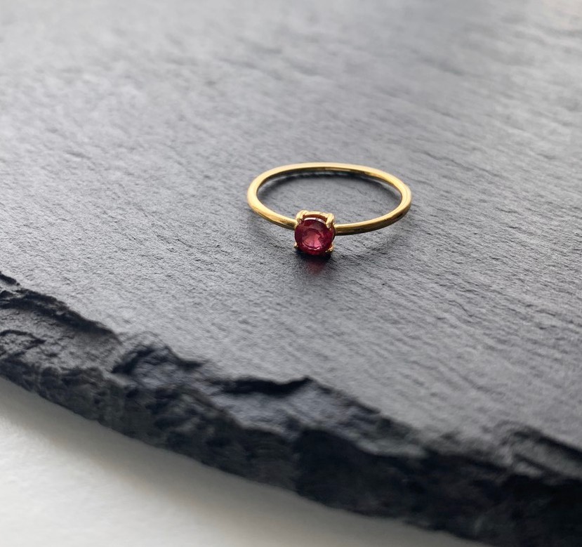 【7月誕生石】ルビーのひと粒シンプル夏色リング　ツヤタイプ