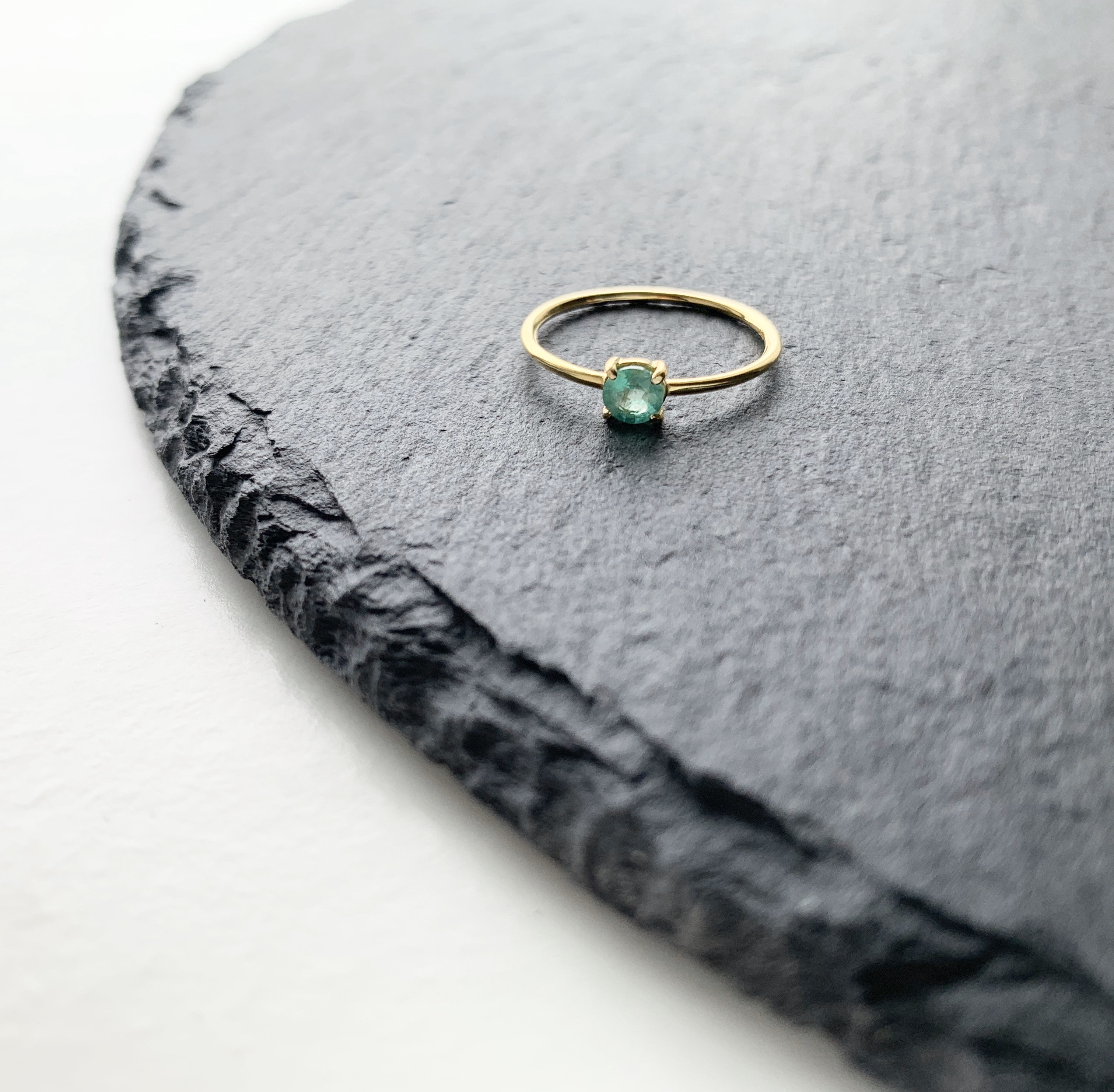 【5月誕生石】エメラルドひと粒シンプルリング　ツヤタイプ クリスマス