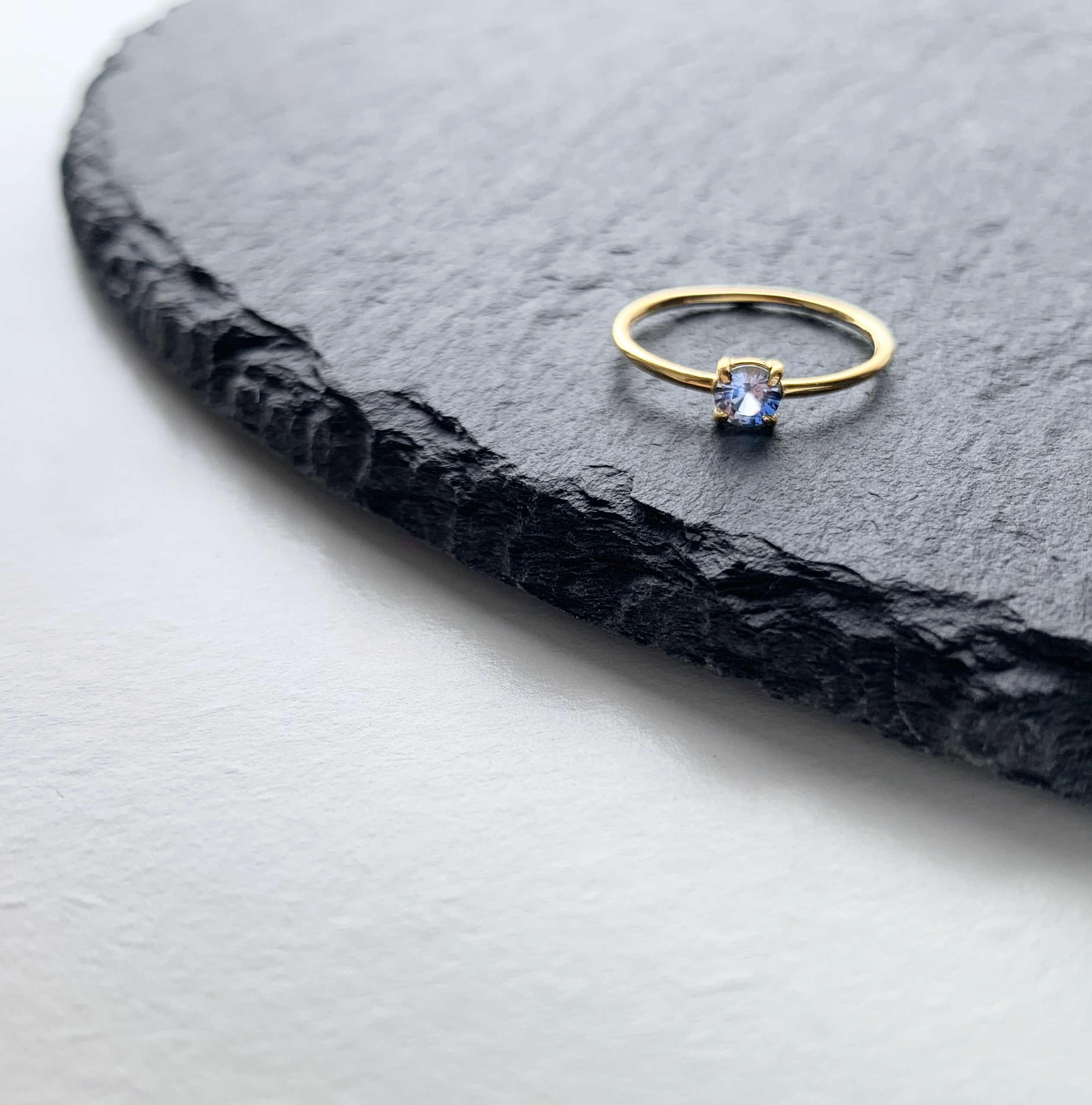 【９月誕生石】サファイアひと粒シンプルリング　ツヤタイプ