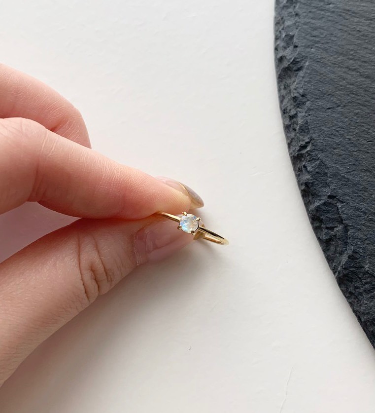 【6月誕生石】レインボームーンストーンのひと粒シンプルリング　ツヤタイプ