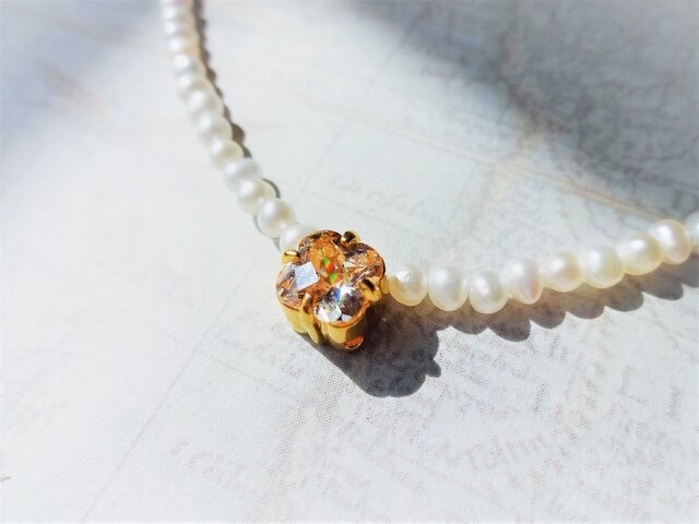 フラワービジューのパールネックレス