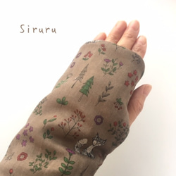 【季節限定】オーガニックコットンキルトとダブルガーゼのハンドウォーマー（きつねと森の花）手袋 2枚目の画像