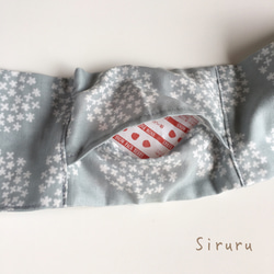 ダブルガーゼのポケット付きスカーフ（サークルフラワー・グレー）ネッククーラー　ネックウォーマー 3枚目の画像