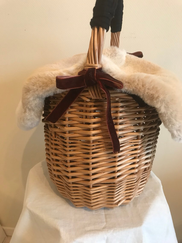 1点のみ！ホワイトファー付きカゴバッグ☆筒型バスケット かごバッグ  