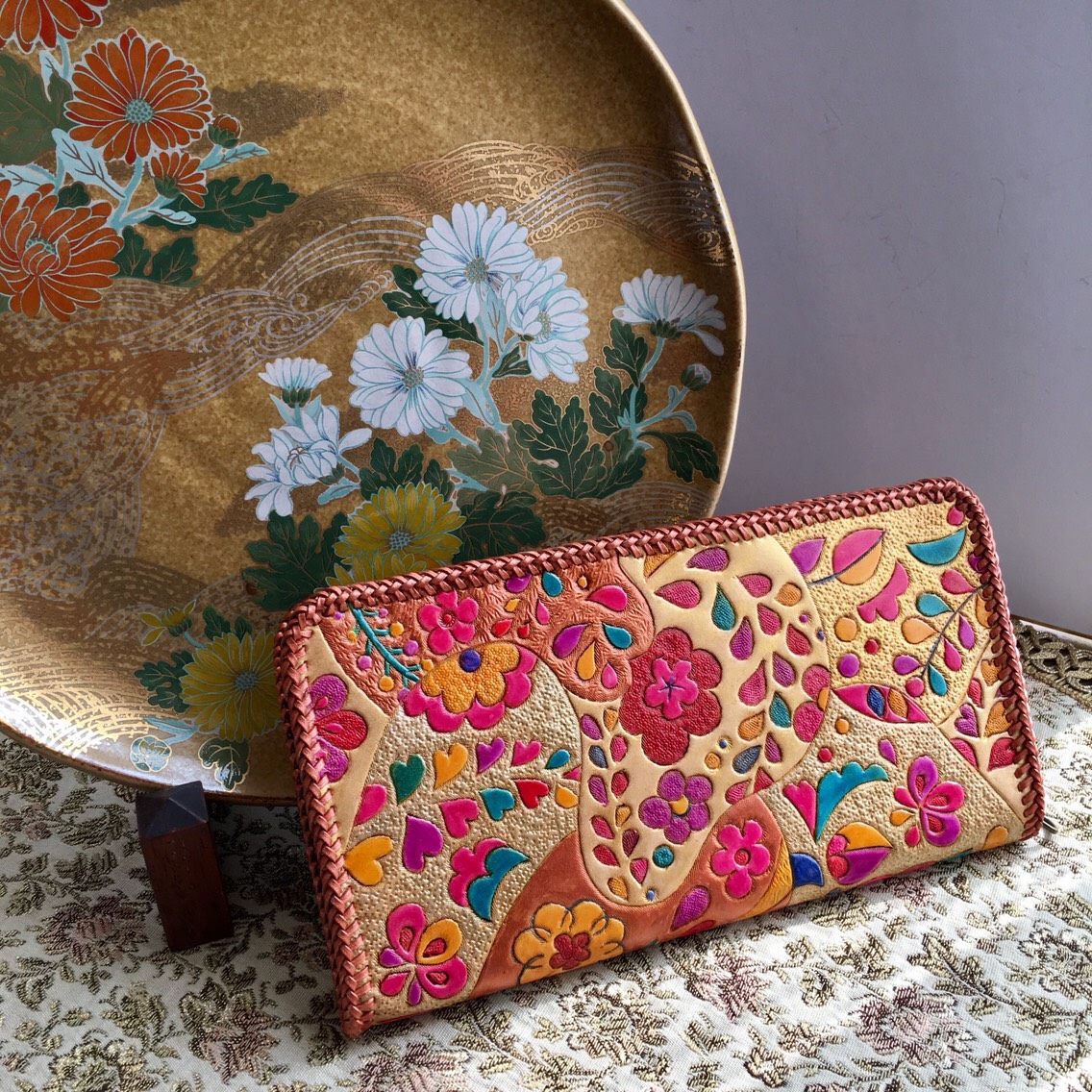 《金彩の華》カービングレザーの彩色長財布｜和柄×花模様の一点物 16,790円