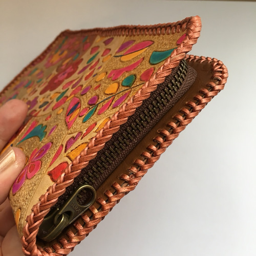 金彩の華》カービングレザーの彩色長財布｜和柄×花模様の一点物 長財布