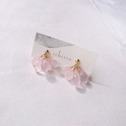 petal「桜色のローズクォーツ」ソフトタッチイヤリング 2枚目の画像