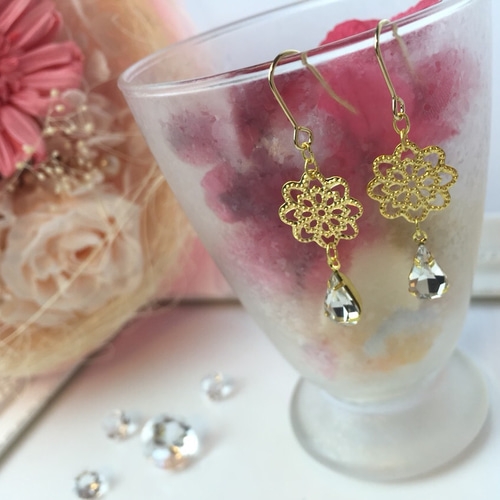 ビジューが輝く透かしパーツの揺れるピアス ピアス（フック・チェーン  