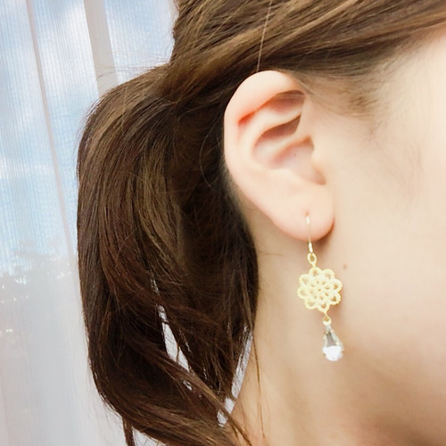 ビジューが輝く透かしパーツの揺れるピアス ピアス(フック ビジューが輝く透かしパーツの揺れるピアス ピアス(フック