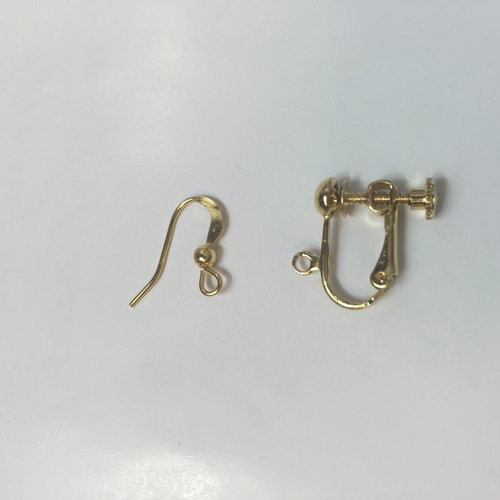 ビジューが輝く透かしパーツの揺れるピアス ピアス(フック ビジューが輝く透かしパーツの揺れるピアス ピアス(フック
