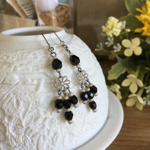 572】スワロフスキービーズのピアス／イヤリング／藤の花 ハンドメイド