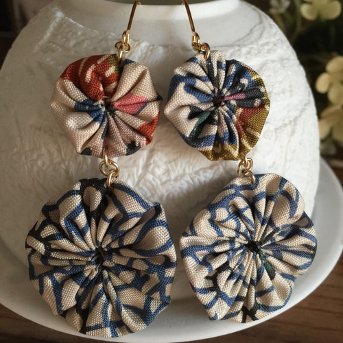ハンドメイド 大ぶり紅型風生地ヨーヨーキルト ピアス(イヤリング変更