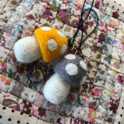 【うーちゃんさま専用】ハンドメイド 羊毛フェルトスきのこストラップM グレー&黄色 チャームなし 3枚目の画像