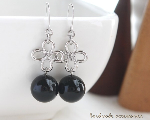 □天然石ブラックオニキスとフラワーのピアス(p-122)S ピアス（フック