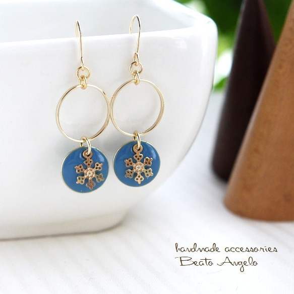 ♪メタルプレートと雪の結晶のピアス(p-004)ライトブルー G ピアス  