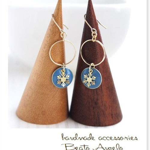 ♪メタルプレートと雪の結晶のピアス(p-004)ライトブルー G ピアス  