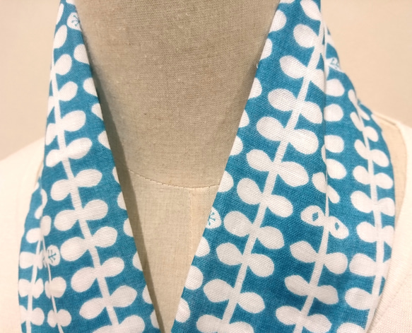 ダブルガーゼ スカーフ 葉っぱ ブルー 2枚目の画像