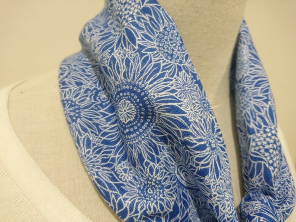 ダブルガーゼ スカーフ ひまわり ブルー 2枚目の画像