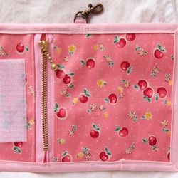 巻き付けるタイプのリールキーケース　パスケースにも♪　ランドセル、お稽古鞄等に♪付け方色々♪　ピンク・リンゴと花柄 2枚目の画像
