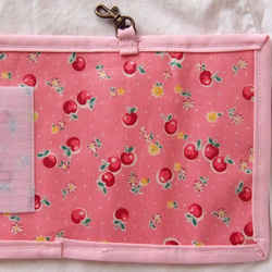 巻き付けるタイプのリールキーケース　パスケースにも♪　ランドセル、お稽古鞄等に♪付け方色々♪　ピンク・リンゴと花柄 3枚目の画像