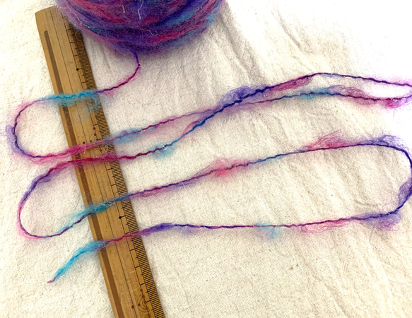 毛糸*素材糸　ふわふわパープル段染め糸 2枚目の画像