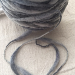 毛糸*素材糸「グレーな極太スラブ糸」 2枚目の画像
