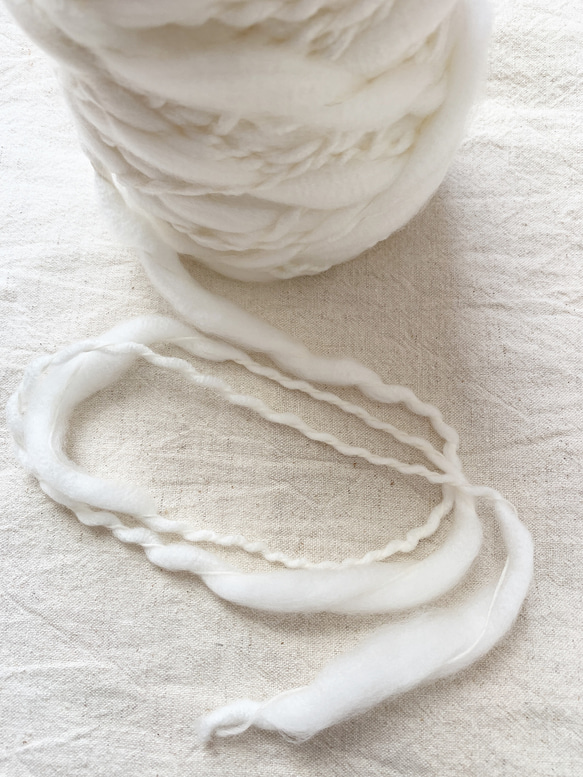 毛糸*素材糸「白い極太スラブ糸」 2枚目の画像