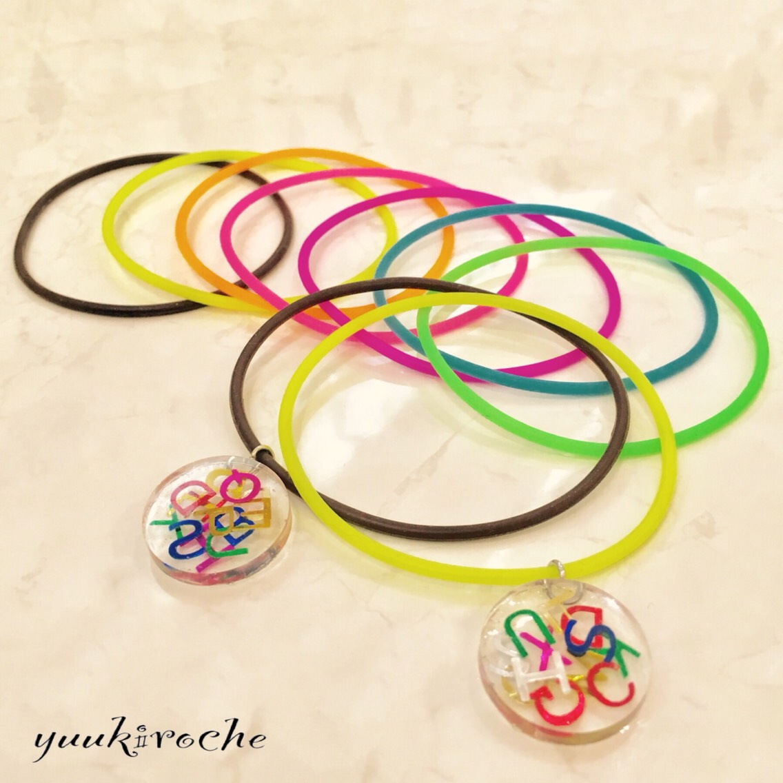 雪の中のカエルさん ラウンドレジンヘアゴム