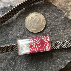 印伝と手織り麻の帯留め   赤と白茶 2枚目の画像