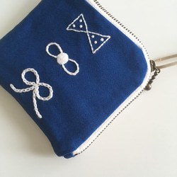 帆布のコンパクト財布 並んだリボンの刺繍  ブルー 3枚目の画像